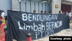 印尼北苏门答腊省达瑞县的村民在中国驻印尼大使馆门前举行集会，抗议中资的中色印尼达瑞矿业有限公司在当地的一个铅锌矿项目可能给当地造成环境破坏。抗议者手持的标语写着“达瑞矿业要建造有毒的尾矿坝”。（照片由BAKUMSU提供，2024年6月11日)
