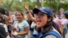 Estudiantes de la Universidad Central de Venezuela reclaman su derecho al voto en medio de retrasos y fallas logísticas que provocaron la suspensión de la elección de autoridades de esa casa de estudios, este viernes 26 de mayo de 2023.