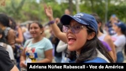 Estudiantes de la Universidad Central de Venezuela reclaman su derecho al voto en medio de retrasos y fallas logísticas que provocaron la suspensión de la elección de autoridades de esa casa de estudios, este viernes 26 de mayo de 2023.