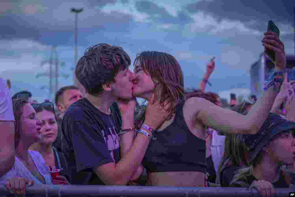 El público disfrutando del concierto en el Festival Atlas en Kiev, Ucrania, el 21 de julio de 2024 (Foto AP/Anton Shtuka)