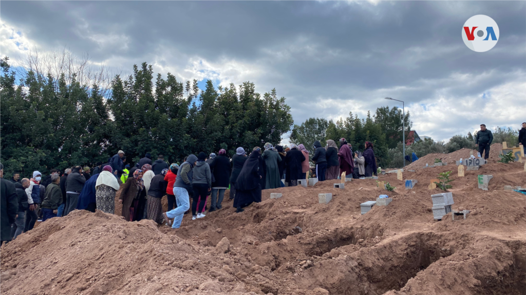 Turquía entierra a sus muertos, muchos de ellos todavía sin identificar.