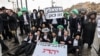 Pengunjuk rasa Yahudi ultra-ortodoks melakukan aksi protes di Yerusalem, menanggapi seruan wajib militer untuk memperkuat angkatan bersenjata Israel, 18 Maret 2024 di tengah konflik Israel-Hamas yang masih berlangsung di Jalur Gaza. (AHMAD GHARABLI/AFP)