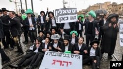 Pengunjuk rasa Yahudi ultra-ortodoks melakukan aksi protes di Yerusalem, menanggapi seruan wajib militer untuk memperkuat angkatan bersenjata Israel, 18 Maret 2024 di tengah konflik Israel-Hamas yang masih berlangsung di Jalur Gaza. (AHMAD GHARABLI/AFP)