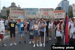 Studenti nose transparente tokom 16. protesta Srbija protiv nasilja, u Beogradu, 19. avgusta 2023. (Foto: FoNet)