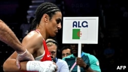 L'Algérienne Imane Khelif est en huitième de finale de la boxe, catégorie des - de 66 kg contre l'Italienne Angela Carini lors des Jeux Olympiques de Paris 2024 à la North Paris Arena, à Villepinte, le 1er août 2024. 