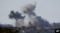 İsrail hava saldırısının ardından Gazze'de dumanlar yükseliyor- 18 Ekim 2023