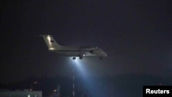 Самолет Ан-148, на борту которого находился российский торговец оружием Виктор Бут, приземляется в Москве 8 декабря 2022 года. Бута обменяли на американскую баскетболистку Бриттни Грайнер.