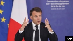 Presiden Prancis Emmanuel Macron menyampaikan pidato di Paris, 26 April 2024. (Ludovic MARIN / POOL / AFP)