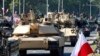 পোল্যান্ডের কেনা যুক্তরাষ্ট্রের তৈরি আব্রামস ট্যাঙ্কগুলো পোল্যান্ডের ওয়ারশতে একটি সামরিক কুচওয়াজে অংশ নেয়। ১৫ আগস্ট, ২০২৩। ফাইল ছবি।