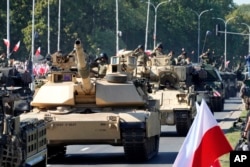 Arhiv - Tenkovi Abrams američke proizvodnje, koje je kupila Poljska, učestvuju na vojnoj paradi u Varšavi, Poljska, 15. augusta 2023.