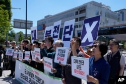 3일 한국 서울 광화문 인근에서 북한과 접경 지역에 거주하는 주민들과 시위대가 군사훈련과 선전 중단을 요구하는 집회를 열고 있다.