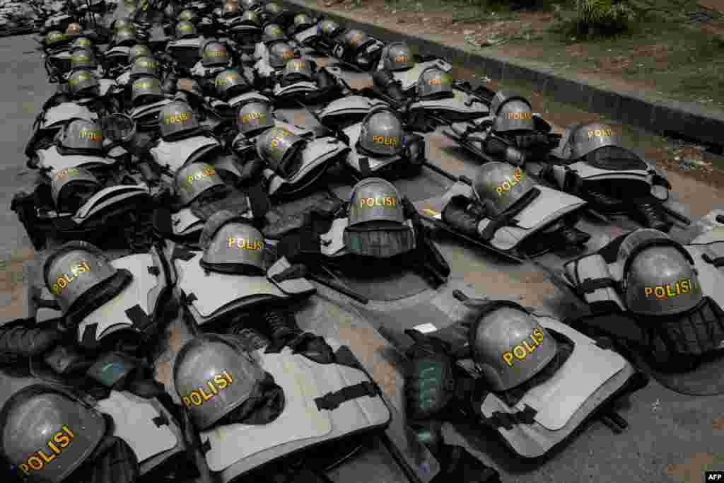 Perlengkapan antihuru-hara polisi ditempatkan di tanah ketika warga menunggu putusan MK mengenai sengketa hasil pemilihan presiden baru-baru ini di Jakarta. (AFP)&nbsp;