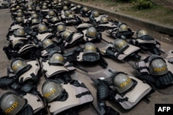 Perlengkapan antihuru-hara polisi diletakkan di tanah saat demonstran memprotes hasil pemilihan presiden di Jakarta pada 22 April 2024. (Foto: AFP)