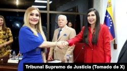 Caryslia Beatriz Rodríguez (izquierda) durante su juramentación como nueva presidenta del Tribunal Supremo de Justicia de Venezuela.