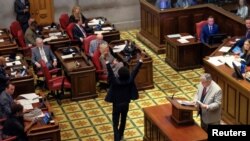 Ligjvënësi demokrat Justin Pearson në sallën Dhomës së Përfaqësuesve të shtetit Tenesi (13 prill 2023)