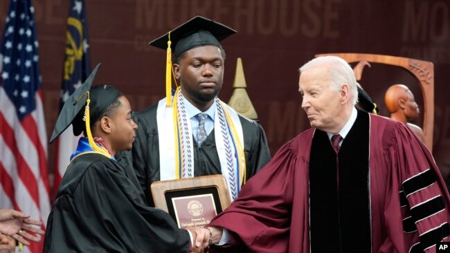 Presidenti Biden uron Dwayne Allen Terrell, një nga të diplomuarit në Kolegjin Morehouse, 19 maj, 2024.