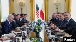 Presiden As Joe Biden bertemu dengan Presiden Polandia Andrzej Duda dan Perdana Menteri Polandia Donald Tusk di Gedung Putih, Washington, pada 12 Maret 2024. (Foto: Reuters/Kevin Lamarque)