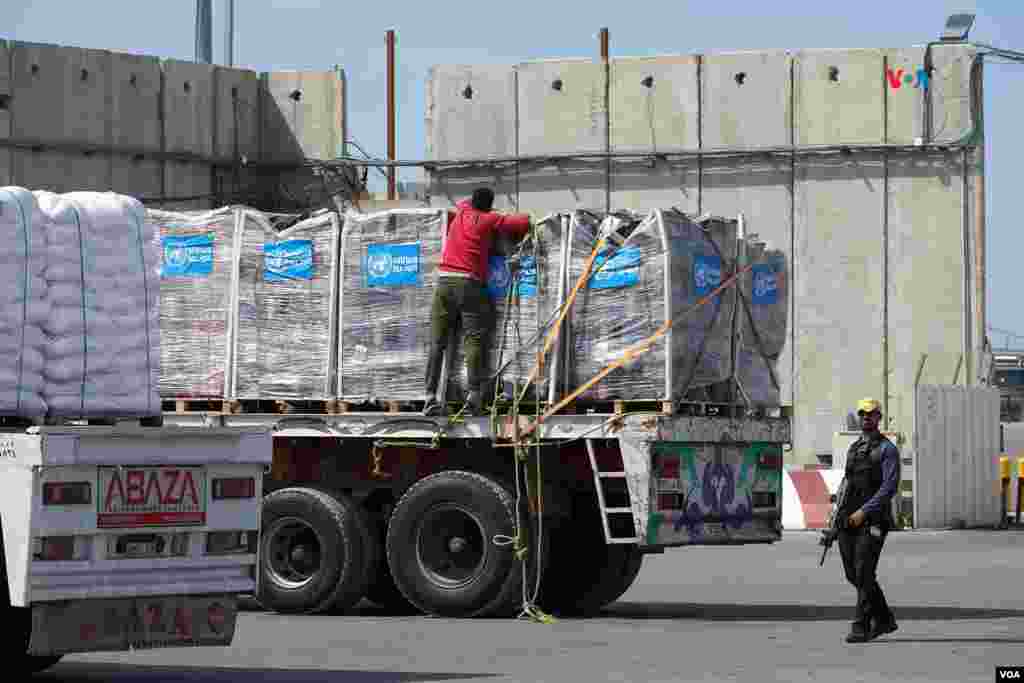 Militares israelíes custodian los camiones con ayuda humanitaria para Gaza que llegan al cruce fronterizo de Kerem Shalom.