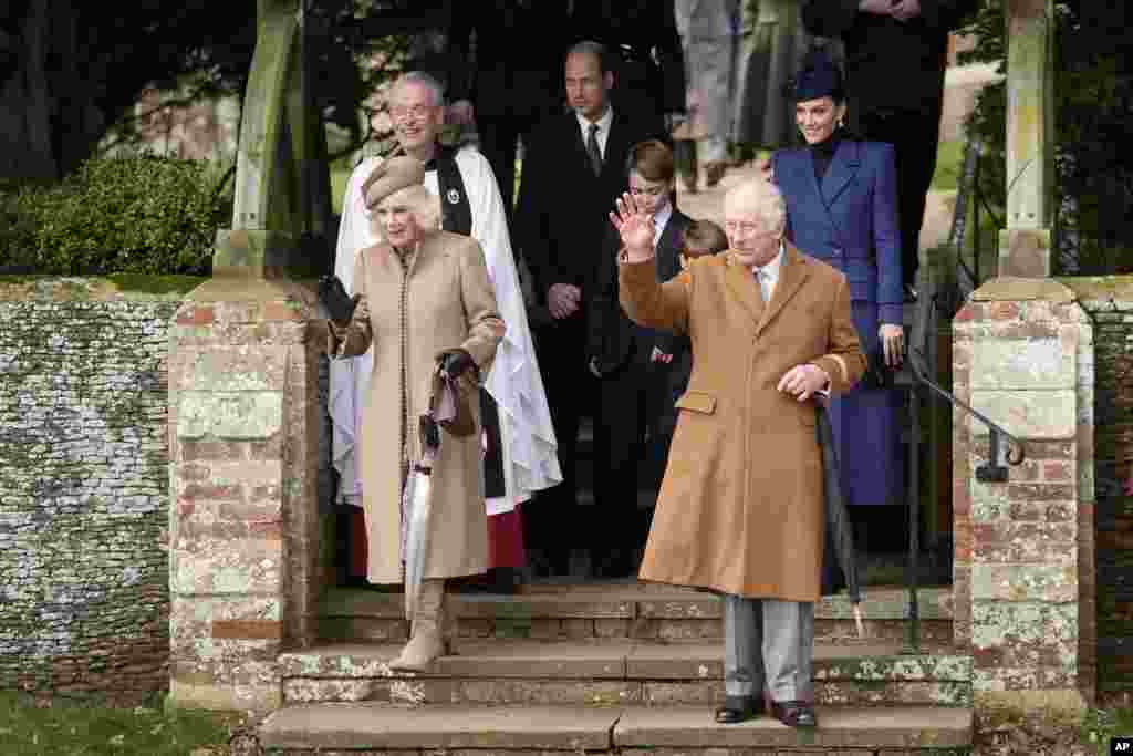 O Rei Carlos III da Grã-Bretanha e a Rainha Camilla depois de assistirem à cerimónia de Natal na Igreja de Santa Maria Madalena em Sandringham, Norfolk, Inglaterra, 25 dezembro, 2023. (AP Photo/Kin Cheung)