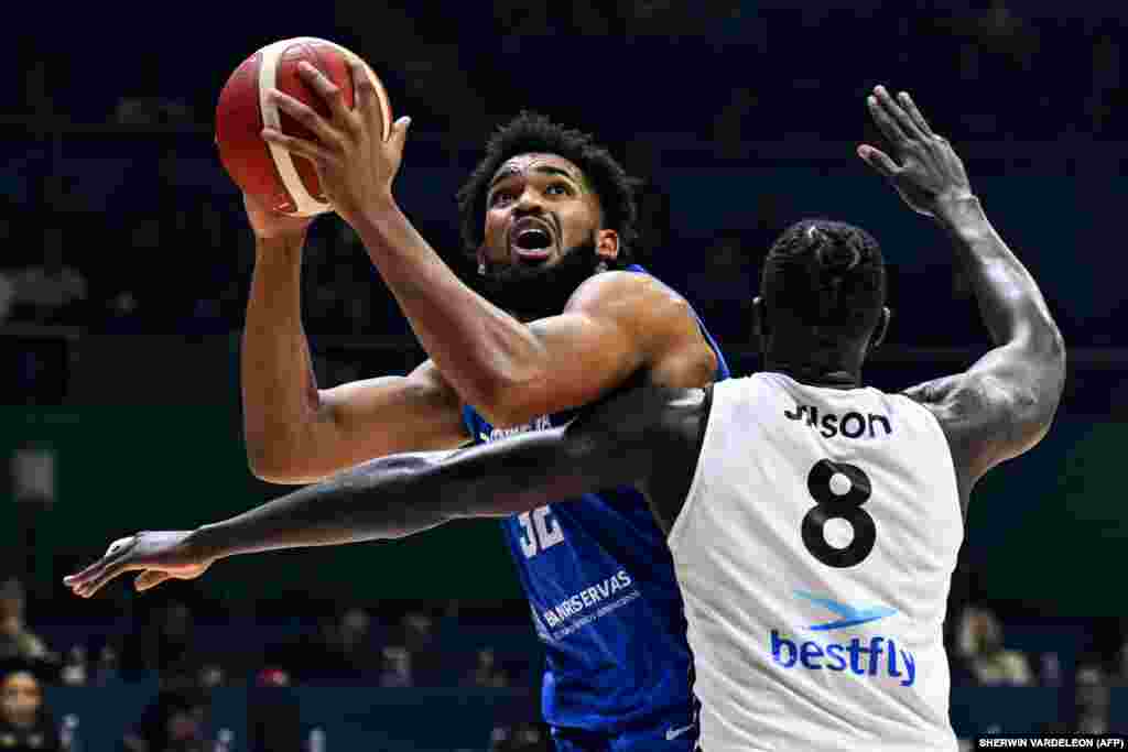 Karl-Anthony Towns da República Dominicana domina a bola sobre o jogador angolano Jilson Bango (e), em jogo do grupo A do Mundial de Basquetebol. Araneta Coliseum, Quezon City, Manila. 29 agosto 2023