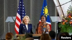 Mke wa rais wa Namibia, Monica Geingos, akiwa pamoja na mke wa rais wa Marekani Jill Biden katika ikulu ya rais ya Windhoek, Namibia, Feb. 23, 2023.