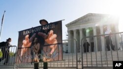 Un activista por el derecho al aborto sostiene una pancarta frente a la Corte Suprema de Estados Unidos, el miércoles 19 de abril de 2023, en Washington. (Foto AP/Manuel Balce Cenata)