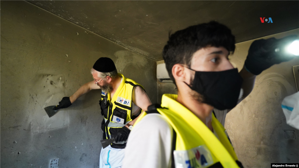 Un equipo forense busca evidencia de los asesinatos a miembros de esta comunidad cercana a la frontera con Gaza. 