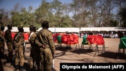 Cette embuscade dans la région du Sahel frontalière du Mali et du Niger, dont le bilan provisoire a été annoncé lundi par l'armée, pourrait s'avérer la plus meurtrière jamais commise contre les forces de sécurité.