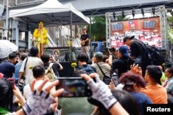 Waria Nymphia Wind berpidato di atas panggung untuk menunjukkan dukungannya terhadap para pengunjuk rasa selama sesi parlemen di Taipei, Taiwan, 21 Mei 2024. (REUTERS/Ann Wang)