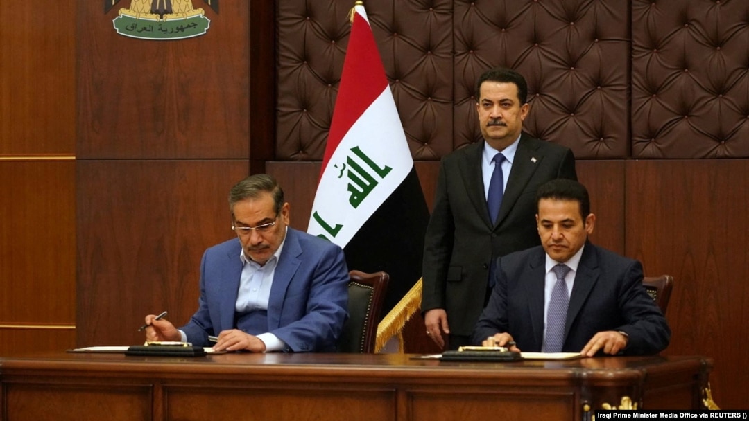 قاسم ئەعرەجی، ڕاوێژکاری ئاسایشی نیشتمانی عێراق و عەلی شەمخانی، سکرتێری ئەنجومەنی باڵای ئاسایشی نیشتمانیی ئێران ڕێککەوتنە ئاسایشییەکە واژوودەکەن بۆ هەماهەنگی لە پرسی پاراستنی سنوورە هاوبەشەکانی نێوان هەردوو وڵات، بەغدای پایتەختی عێراق، 19ی مانگی سێی 2023.