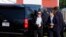 Агенты Секретной службы США усаживают в автомобиль Дональда Трампа после попытки покушения на него в Батлере, Пенсильвания. 13 июля 2024 года. (AP Photo/Evan Vucci)