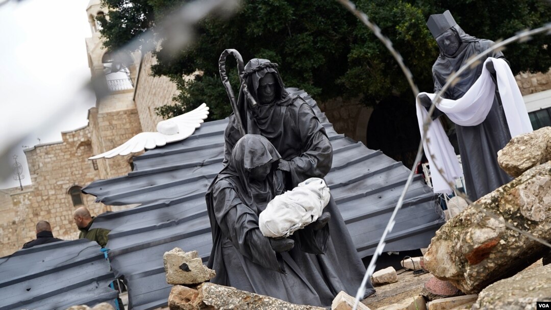En Belén, la ciudad donde nació Jesucristo este año no se celebra la Navidad. El tradicional pesebre ha sido sustituido por un "nacimiento" entre escombros. 