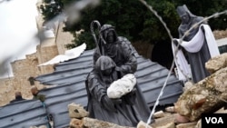 En Belén, la ciudad donde nació Jesucristo este año no se celebra la Navidad. El tradicional pesebre ha sido sustituido por un "nacimiento" entre escombros. 