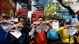 菲律宾渔民和活动人士在中国驻马卡蒂领事馆前抗议中国海警执法新规。（2024年6月14日）