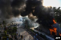 پشاور میں املاک اور تنصیات کو آگ لگانے کے متعدد واقعات ہوئے جن میں ریڈیو پاکستان کی عمارت کو جلا کر خاکستر کر دیا گیا۔