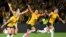 (Kiri ke kanan) Ellie Carpenter, Caitlin Foord, Sam Kerr dan Steph Catley bersorak setelah menang adu penalti dari lawan tim sepak bola putri Prancis dalam perempat final Piala Dunia di Brisbane, Sabtu, 12 Agustus 2023. (Foto: Darren England/AAPImage via AP)