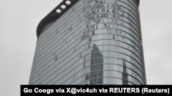 Jendela sebuah gedung tinggi rusak akibat badai di Houston, Texas, AS, 16 Mei 2024 dalam tangkapan layar yang diperoleh dari video media sosial. (Go Coogs via X@vic4uh via REUTERS)