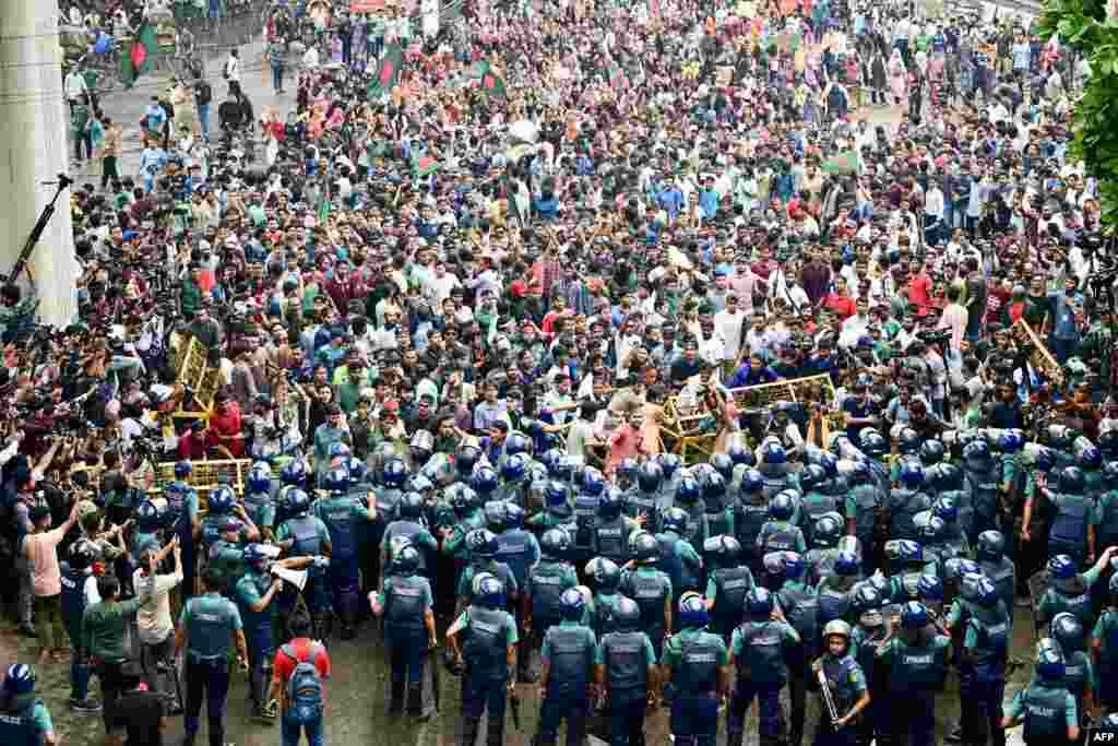 Para mahasiswa bentrok dengan polisi selama aksi protes menuntut sistem berbasis prestasi untuk lowongan kerja pegawai negeri sipil di ibu kota Dhaka, Bangladesh. (AFP)&nbsp;