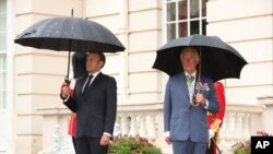 မှတ်တမ်းဓါတ်ပုံ | ပြင်သစ်သမ္မတ Emmanuel Macron နဲ့ ချားလ်စ်ဘုရင် (ထိုစဉ်က ချားလ်စ်မင်းသား)ကို လန်ဒန်မြို့မှာ အတူတွေ့ရစဉ် (ဇွန် ၁၈၊ ၂၀၂၀)
