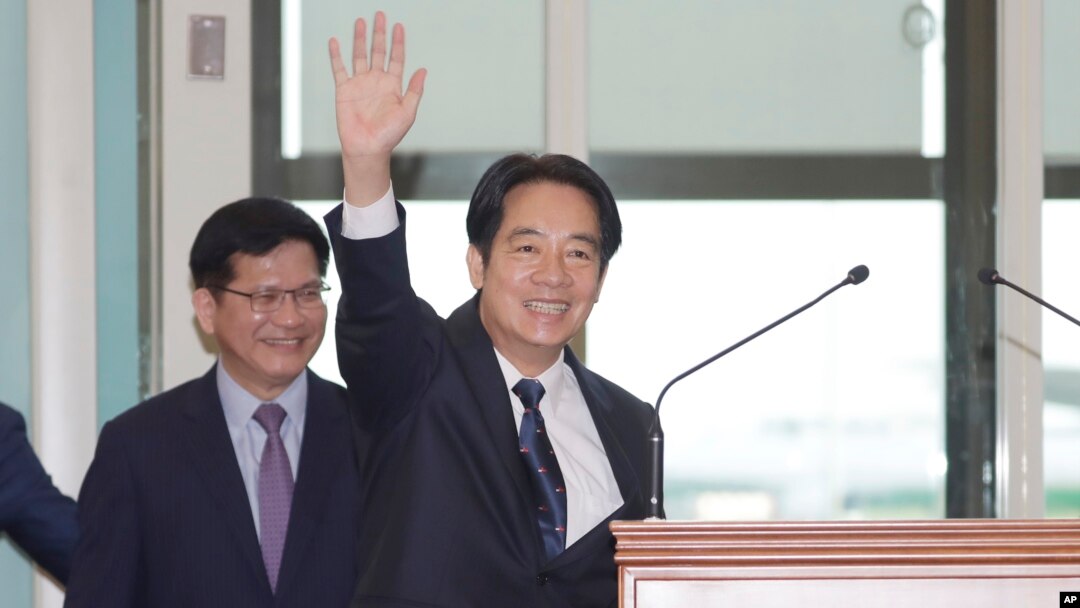 Wakil Presiden Taiwan William Lai melambaikan tangan ke media saat berangkat ke Paraguay di Taoyuan, Taiwan pada 12 Agustus 2023. (Foto: AP)
