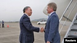 Taiwanese Vice Minister of Foreign Affairs Alexander Tah-ray Yui shakes hands with Michael McCaul, the chairman of the U.S. House Foreign Affairs Committee, at an airport in Taiwan in this handout released April 6, 2023. (Ministry of Foreign Affairs of Taiwan/Handout via Reuters)