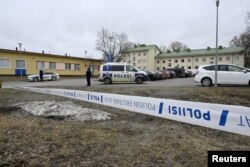 Polisi menjaga lokasi penembakan di sekolah komprehensif Viertola di Vantaa, Finlandia, 2 April 2024. (Lehtikuva/MARKKU ULANDER via REUTERS)