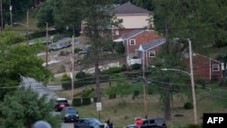 Polisi masih memblokir jalan di sekitar rumah Thomas Matthew Crooks, pelaku penembakan terhadap mantan Presiden AS Donald Trump, di Bethel Park, Pennsylvania, Minggu, 14 Juli 2024. (Foto: Rebecca Droke/AFP)