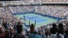 Fans bersorak saat pertandingan antara Beatriz Haddad Maia, dari Brazil, dan Sloane Stephens, dari AS pada kejuaraan tenis AS Terbuka, di New York, 28 Agustus 2023. (Foto: AP)
