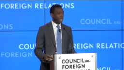 美国财政部副部长沃利·阿德耶莫(Wally Adeyemo)在美国外交关系协会针对国际社会对俄罗斯的制裁发表讲话。（视频截图）