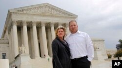 资料照片：爱达荷州牧师湖的迈克尔和钱特尔·萨克特于2011年10月14日在华盛顿最高法院前合影留念。（美联社照片）