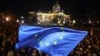 Zastava Evropske unije na protestu nakon proglašenja rezultata izbora u Srbiji i navodne izborne krađe (REUTERS/Marko Djurica)