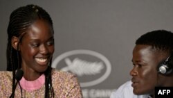 La réalisatrice franco-sénégalaise Ramata-Toulaye Sy et l'acteur sénégalais Mamadou Diallo présentent le film Banel et Adama lors de la 76e édition du Festival de Cannes en France, le 21 mai 2023.