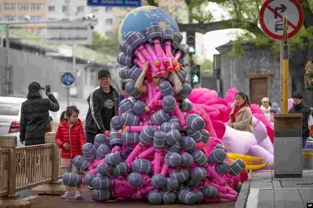 China. Con su traje titulado Una canción por la Tierra, la artista Kong Ning camina por las calles de Beijing para conmemorar el Día de la Tierra.