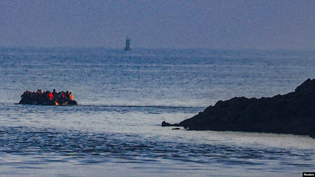 FILE - Lusinan migran meninggalkan pelabuhan Grand-Fort-Philippe untuk menyeberangi Selat menuju Inggris dengan perahu kecil, di Grand-Fort-Philippe dekat Calais, Prancis, 16 Agustus 2023. (REUTERS/Pascal Rossignol)